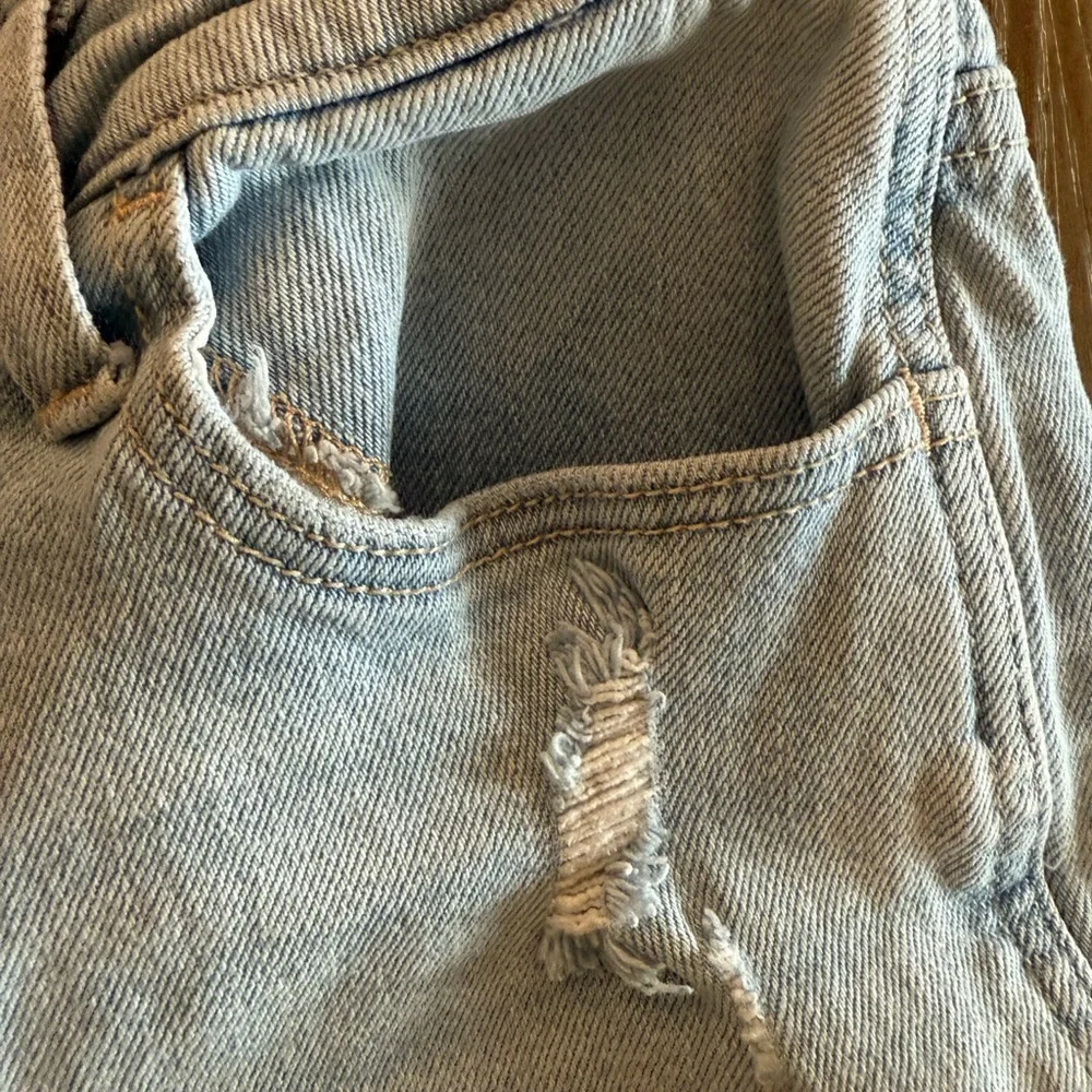 Hollister Curvy High-Rise Mom Jeans - Picture 3 of 5